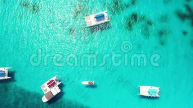 从空中俯瞰加勒比海的海水。 双体船和远洋快艇。